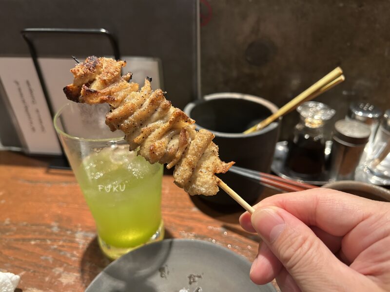 代々木上原「炭火串焼ふく」パリパリとムニュムニュの食感が複雑に絡み合う【皮】