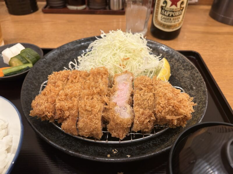 代々木上原「とんかつ武信」サクサク衣と断面のピンク色が美しいトンカツ