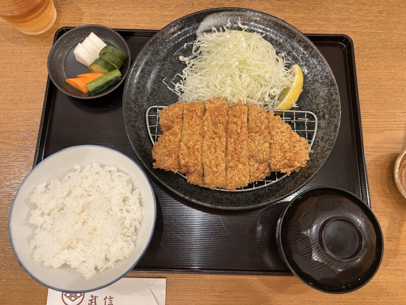 代々木上原「とんかつ武信」黄金色の衣に包まれた【ロースカツ定食】