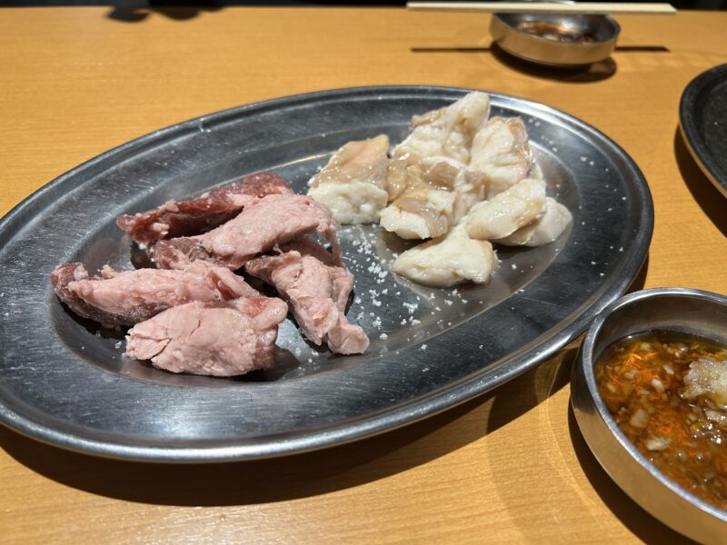 下北沢「ホルモン青木」驚きの柔らかさ【幻の豚ハラミ】(手前)