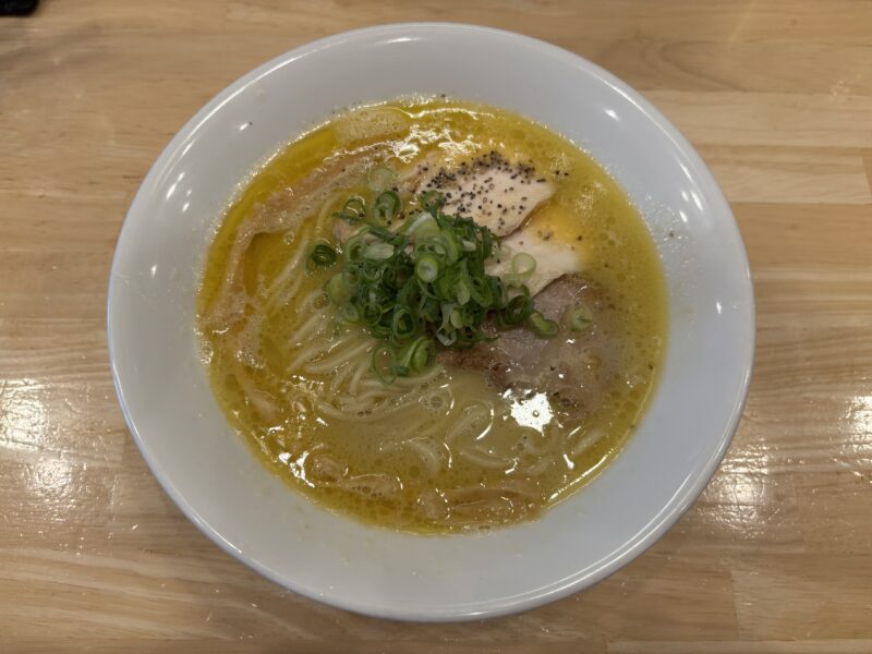 国分寺「鶏そばムタヒロ2号店」クリーミーに乳化したスープの表情の【鶏白湯そば】