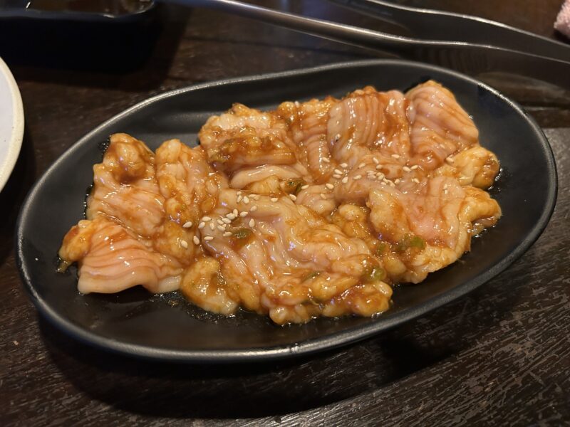 中野「にくやくし」脂の旨みがとろける「和牛シマチョウ(辛味噌)」