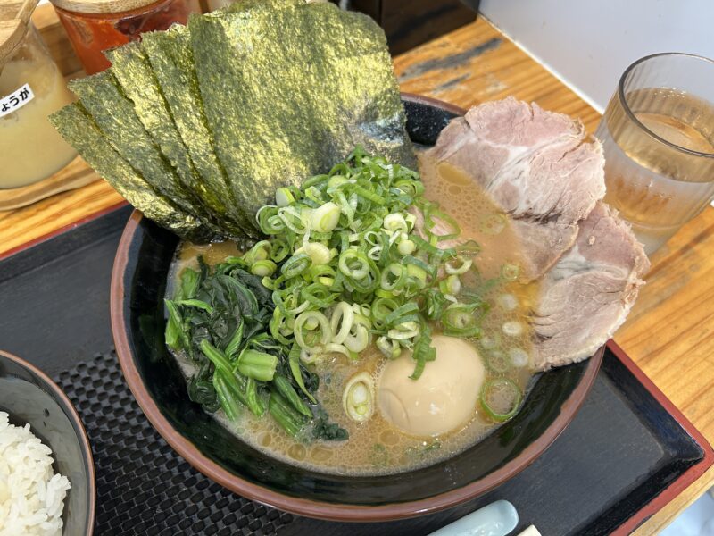 練馬「ラーメン見田家」丼の上部を覆う海苔5枚と中央に山盛りの刻みネギがインパクト大