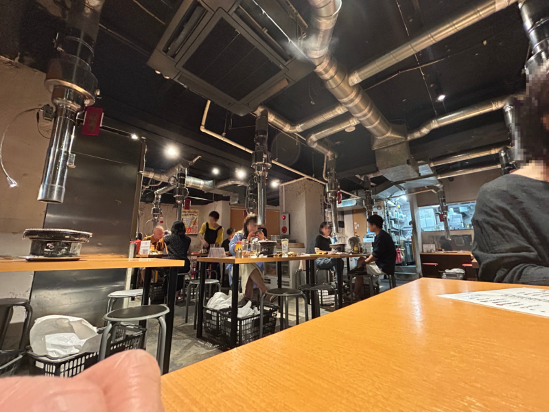 下北沢「ホルモン青木」落ち着いてホルモンを楽しめる空気が漂っている店内