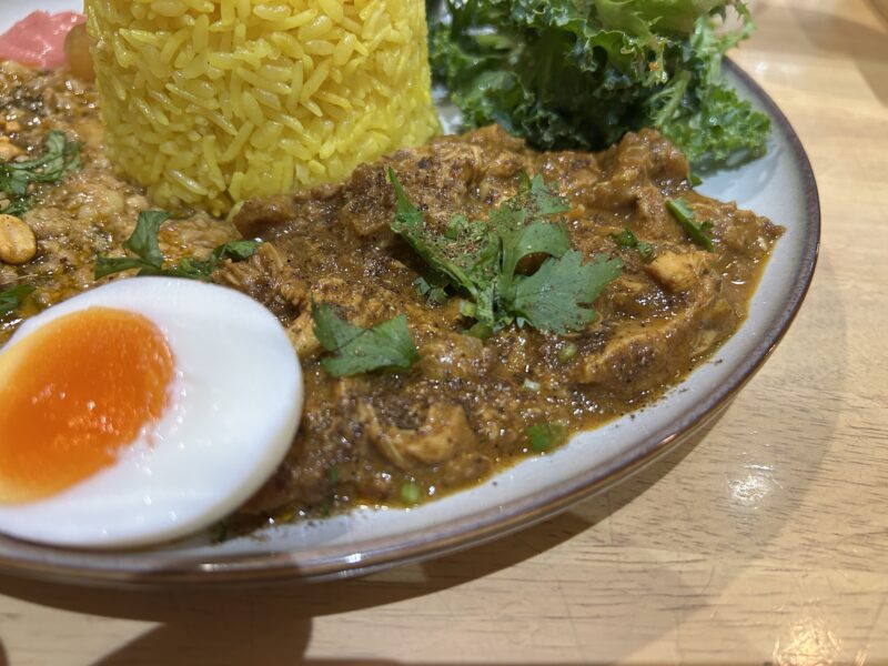 新宿「CHIKYU MASALA」二種の山椒が導く清涼と痺れが癖になる山椒チキンカレー