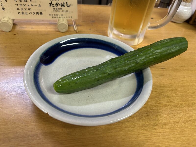 祖師ヶ谷大蔵「やきとり たかはし」取り皿の上にそのまま置かれる【きゅうり１本漬】