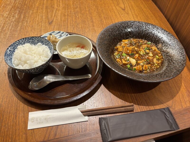 代々木上原「日々の中華食堂」黒い器に映える真紅の【四川麻婆豆腐】