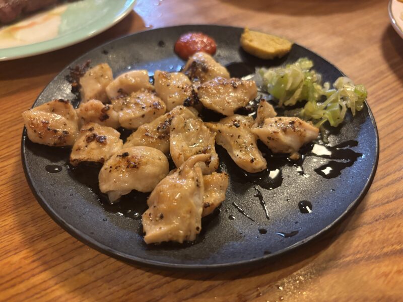 京成立石「三平」一口ごとにグラスが進む魔性の料理【塩ホルモン焼き】