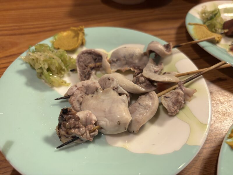 京成立石「三平」もつ焼き屋の実力を試せる“基準”のような【コブクロ串】