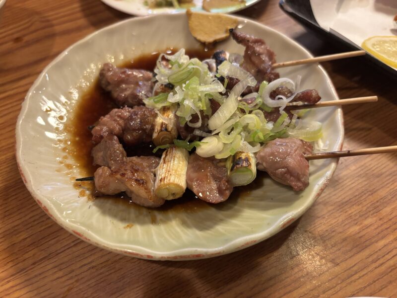 京成立石「三平」複雑にして完成された一串【にんにく付け焼き（豚ねぎま）】