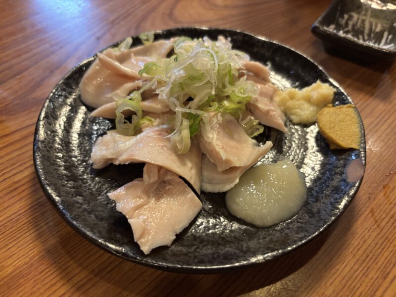 京成立石「三平」ひと皿で何度も味変が楽しめる【ガツ刺し】