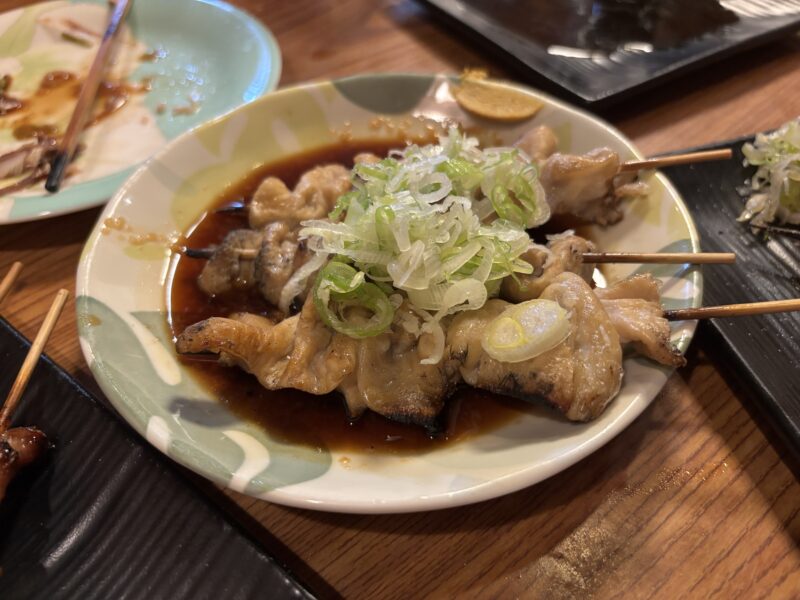 京成立石「三平」三平ならではの看板級の一串【にんにく付け焼き（シロ）】