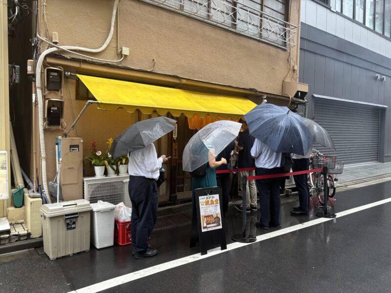 人形町「おが和」香ばしい焼鳥の香り嗅ぎながら並ぶ行列