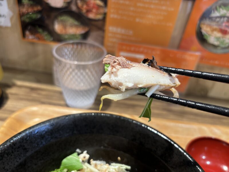 荻窪「リョウテにサバ」皮はパリッと香ばしく、中はふっくらジューシーな焼き鯖