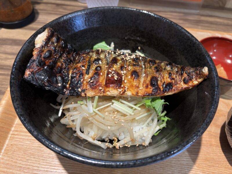 荻窪「リョウテにサバ」肉厚な鯖の半身がドンと鎮座する【さばめし】