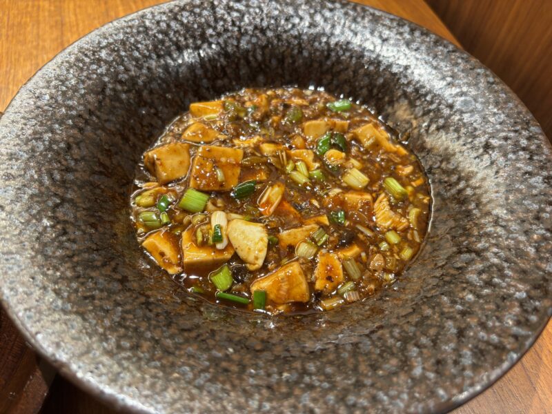 代々木上原「日々の中華食堂」見た目の鮮烈さと香りが別格の【四川麻婆豆腐】