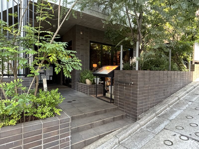 代々木上原「日々の中華食堂」木々に囲まれたおしゃれな外観