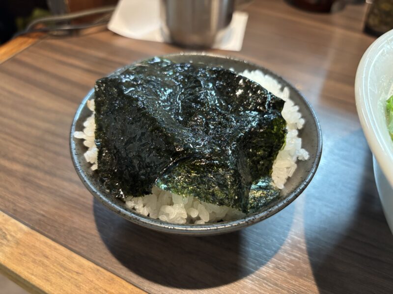 阿佐ヶ谷「あさが家」白いご飯を巻いて頬張る！これぞ家系ラーメンの醍醐味だ