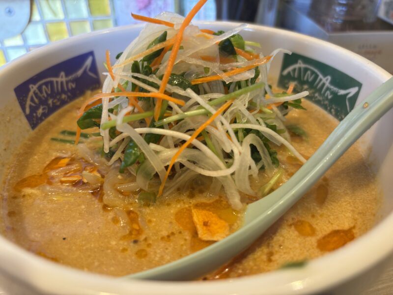 東中神「めだかTANTAN」辛さ控えめながらも胡麻の香りと野菜の食感が光る