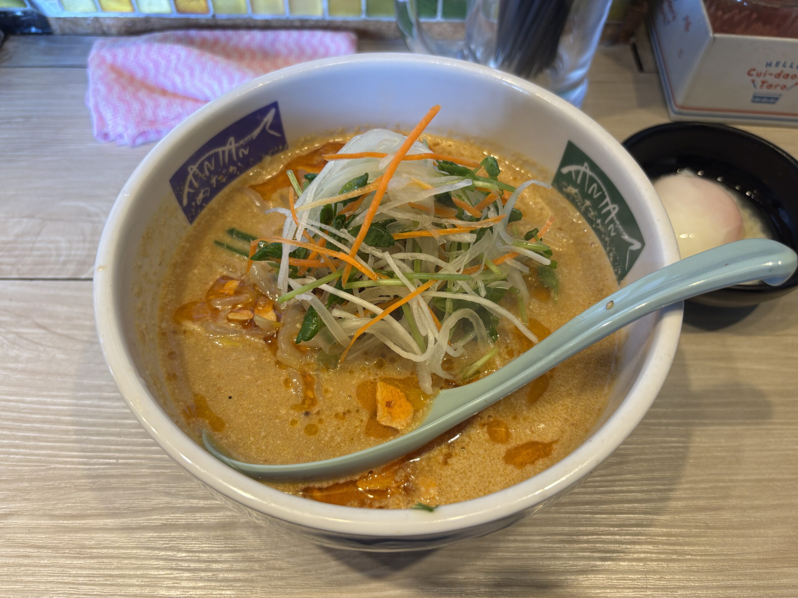 東中神「めだかTANTAN」中央に刻み野菜がこんもり盛られた特徴的なフォルム