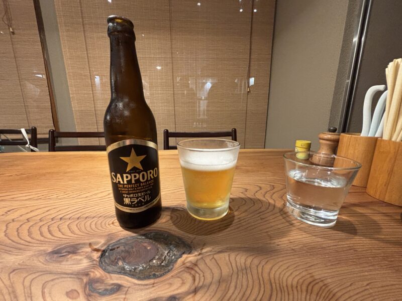 狛江「しば田」木目が映えるテーブルと落ち着いた雰囲気の店内