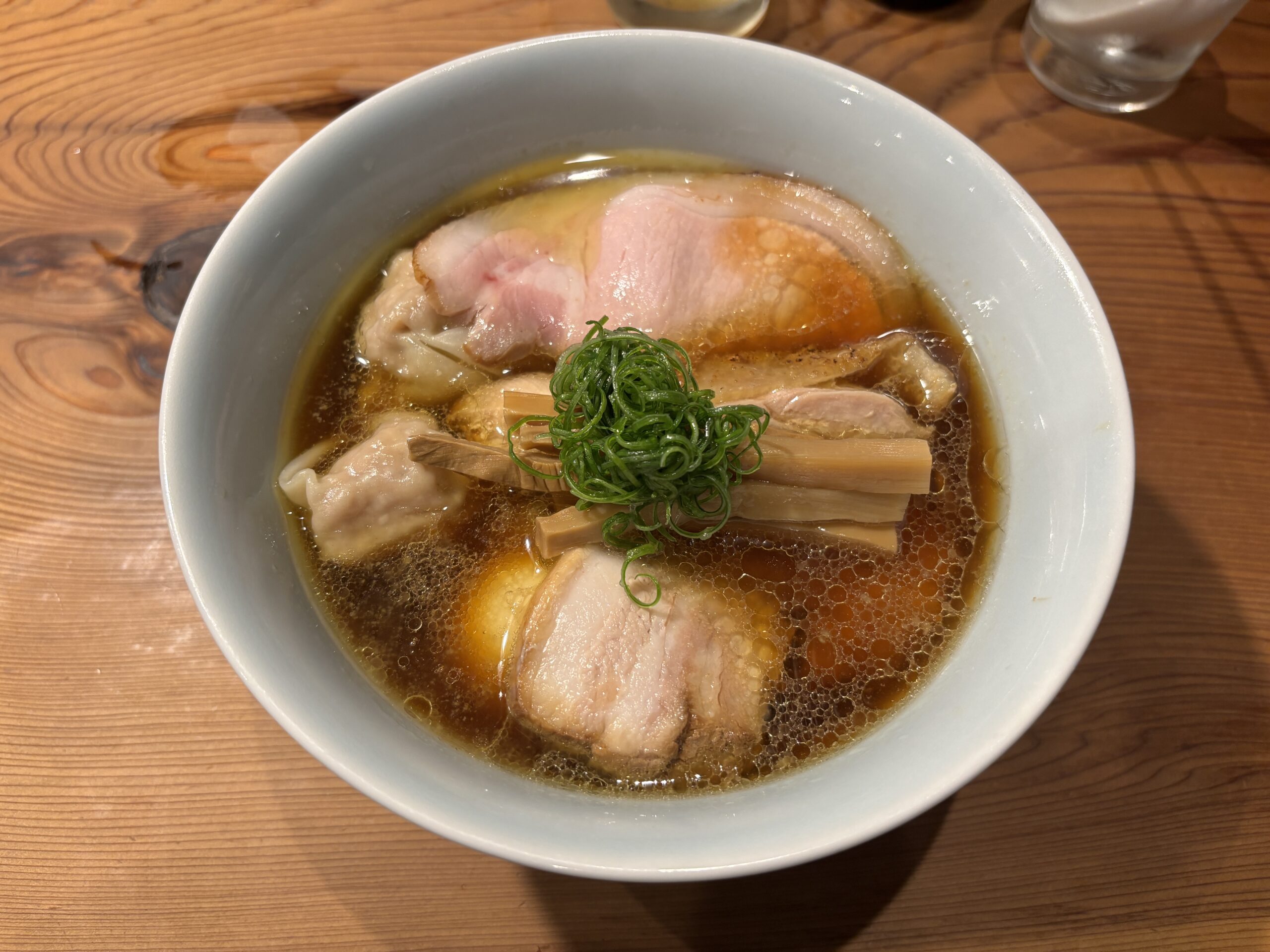 狛江「しば田」琥珀色のスープに三種類のチャーシューが美しく並ぶ【中華そば】