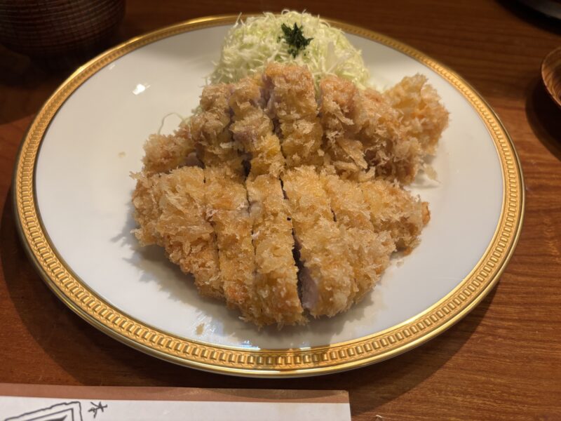 御徒町「ポン多 本家」“しっとり”とした衣の食感が特徴的な【カツレツ】