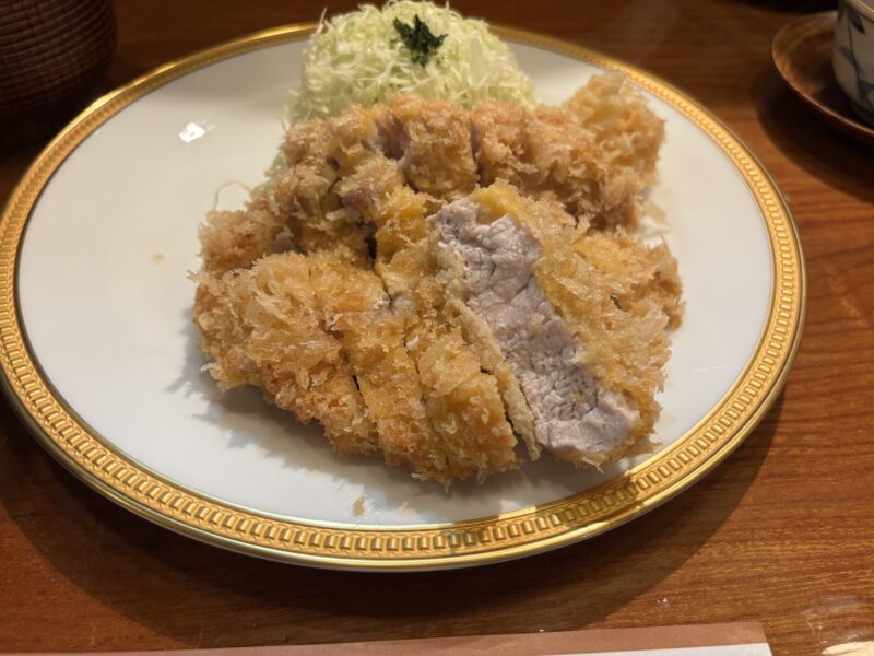御徒町「ぽん多 本家」“しっとり”とした肉質を感じられる【カツレツ断面】