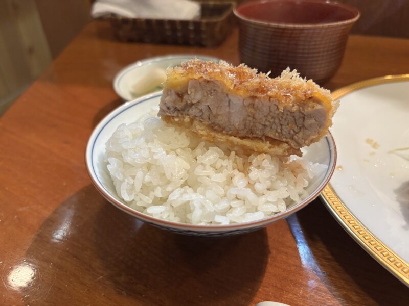 御徒町「ぽん多 本家」飯の上で躍るカツレツがウスターソースを纏う