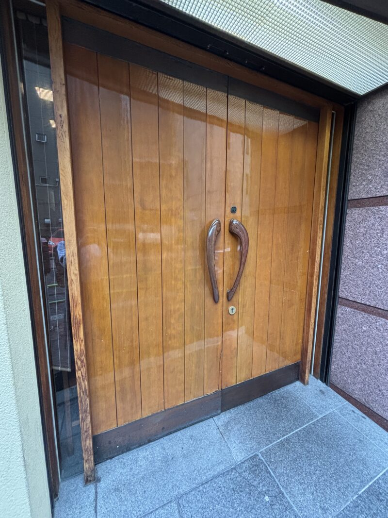 御徒町「ぽん多 本家」他の飲食店とは一線を画す重厚な観音開きの扉