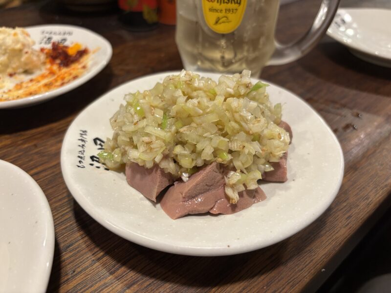 新宿「もつやき処 沼田」香りと鮮度の勝負する山盛りの刻みネギ【ねぎれば】