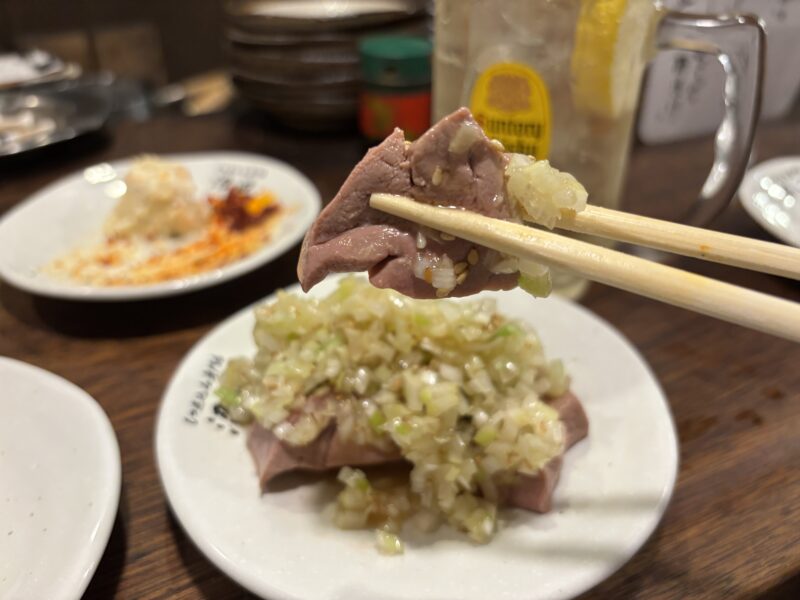 新宿「もつやき処 沼田」シャキッとした食感が際立つ刻みネギ