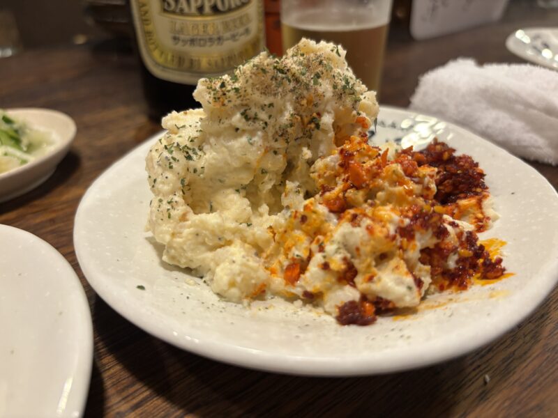 新宿「もつやき処 沼田」自家製ラー油を混ぜ合わせると一気に変貌する【ポテサラ】