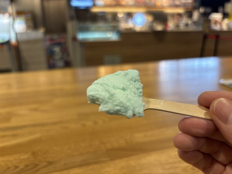 横須賀「ジェラートファクトリー」横須賀の空をそのまま閉じ込めたような味【青空と雲のクリーム】