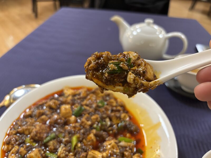 永田町「赤坂四川飯店」積み重なった味のレイヤーが口の中でほどけていく麻婆豆腐