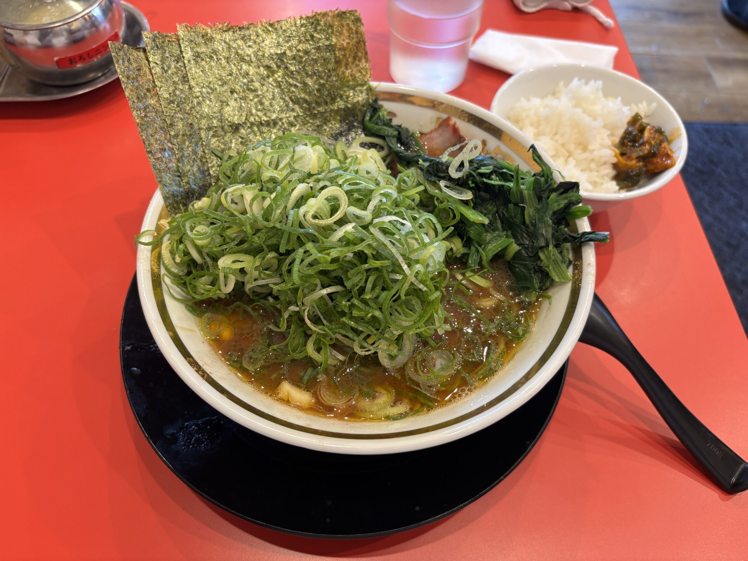 青物横丁「裏大輝家」九条ネギで表面が緑に染まる圧巻の一杯【九条ネギラーメン】