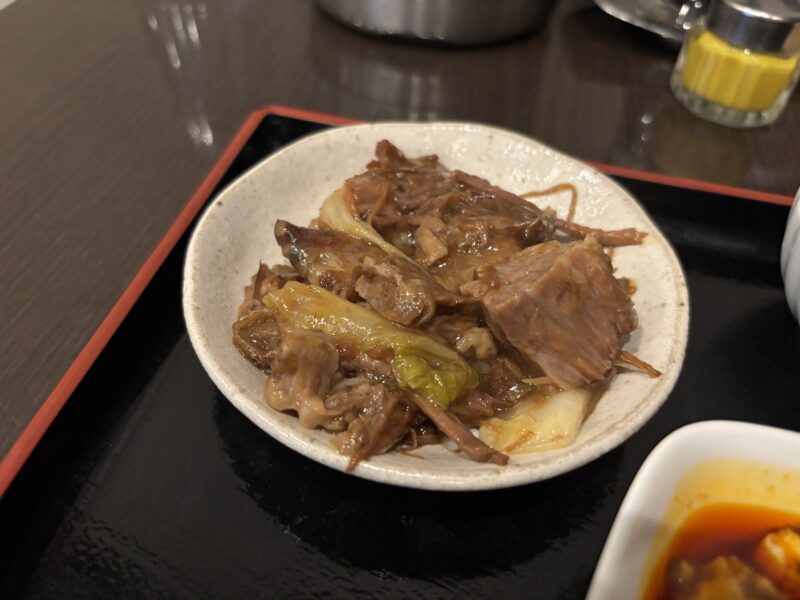 川崎「松の樹」とろける柔らかさと深いコクに酔いしれる【牛バラ煮込み】