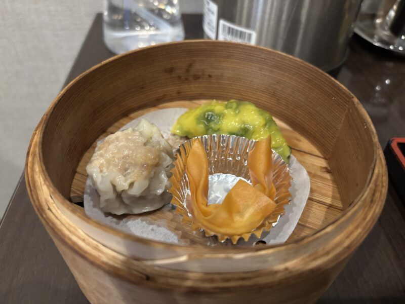 川崎「松の樹」蒸し立て熱々の【海老ニラ蒸し餃子】は風味と食感が最高の一品