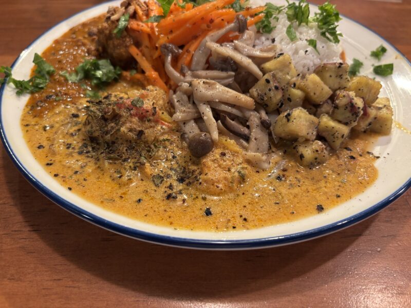 経堂「彼女のカレー」季節限定の【秋鮭とレンコンのカレー】