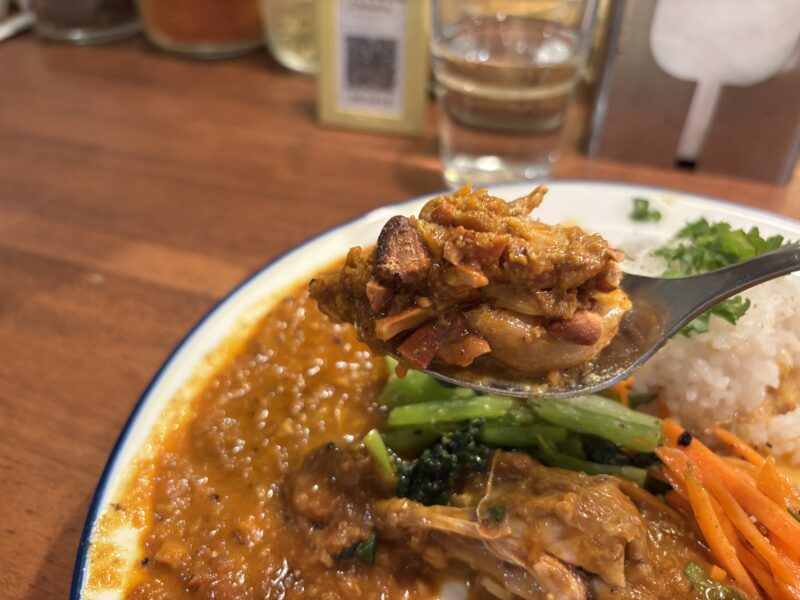 経堂「彼女のカレー」グレイヴィー感抜群の食感豊かなチキンカレー