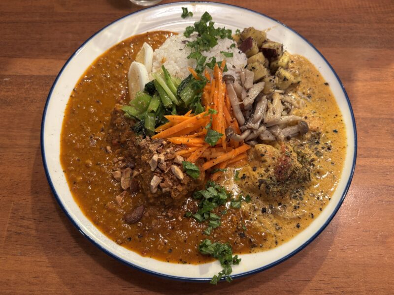 経堂「彼女のカレー」主役は意外にもプレートを彩る副菜たち?