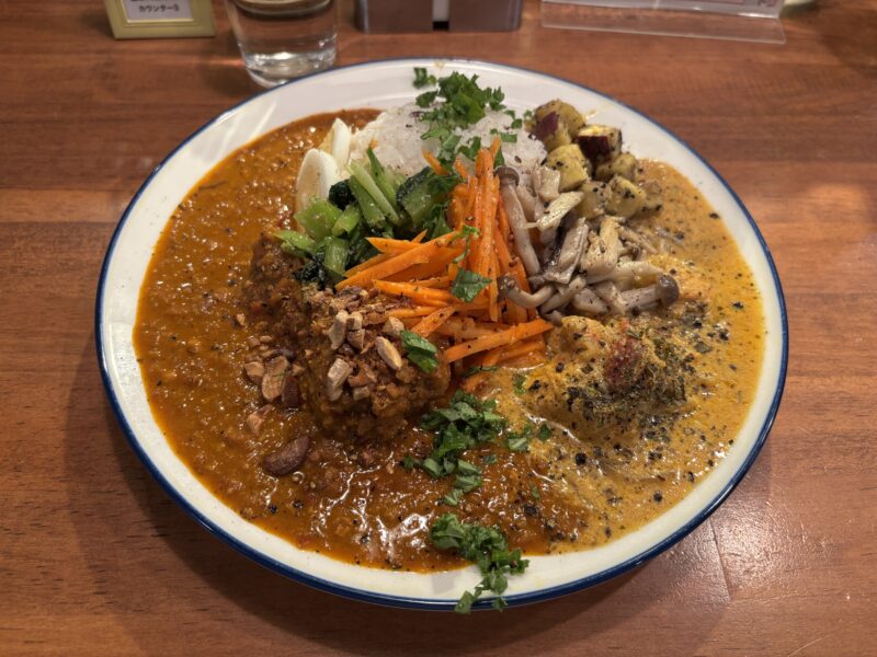 経堂「彼女のカレー」真っ白なプレートの上に描かれた絵画のような【あいがけカレー】