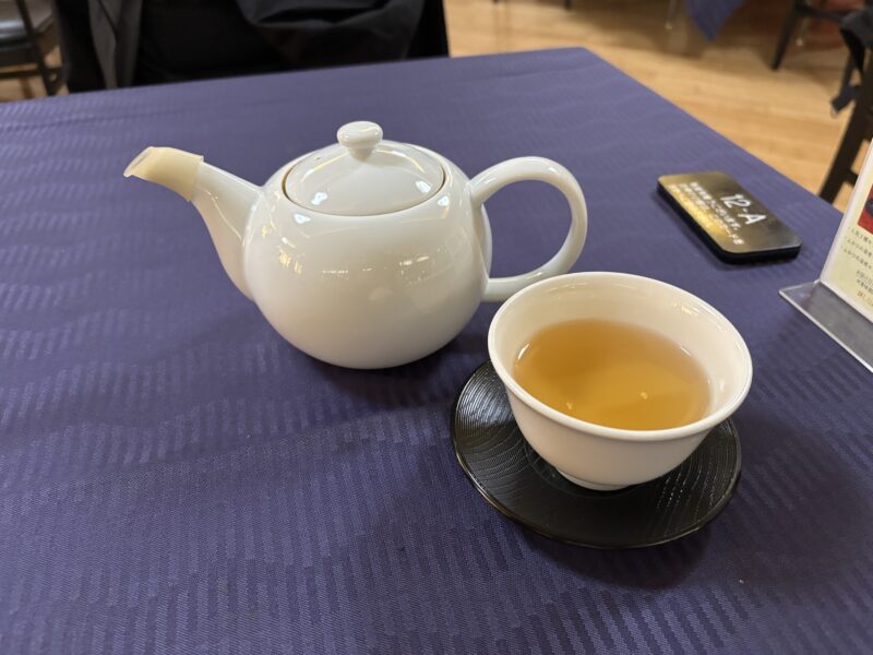 永田町「赤坂四川飯店」濃紺のクロスが整然と敷かれたテーブル