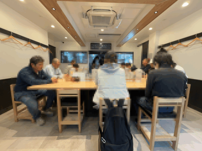 中目黒「麺や みかん」コの字カウンターのみのシンプルなレイアウトの店内