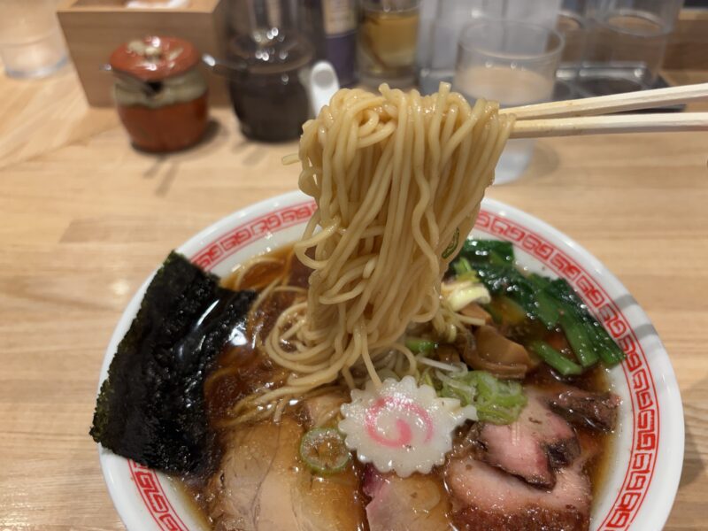 中目黒「麺や みかん」スープの持ち上げが抜群の細麺