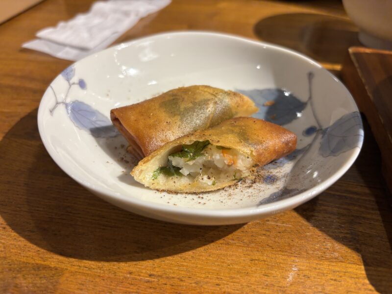 御茶ノ水「真実一路」大葉の香りと海老の旨みが調和した薄皮のパリパリ食感が絶妙な春巻き