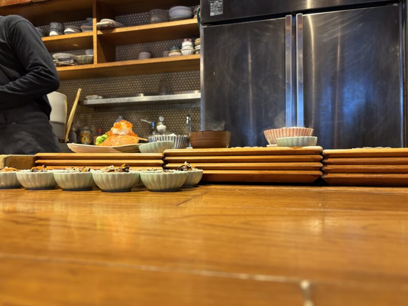 三軒茶屋「食堂かど。」木の温もりに包まれたカウンター