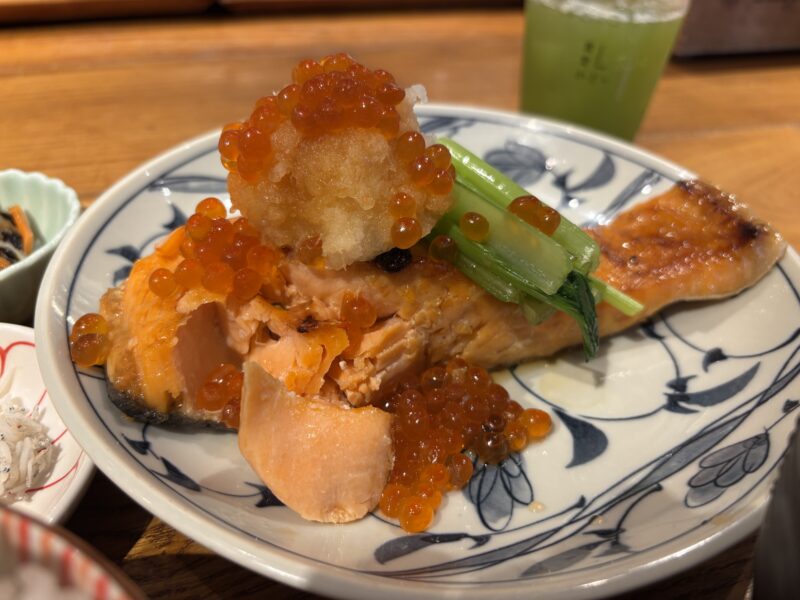 三軒茶屋「食堂かど。」箸を入れるとほろりと身が崩れるほど柔らかい銀鮭