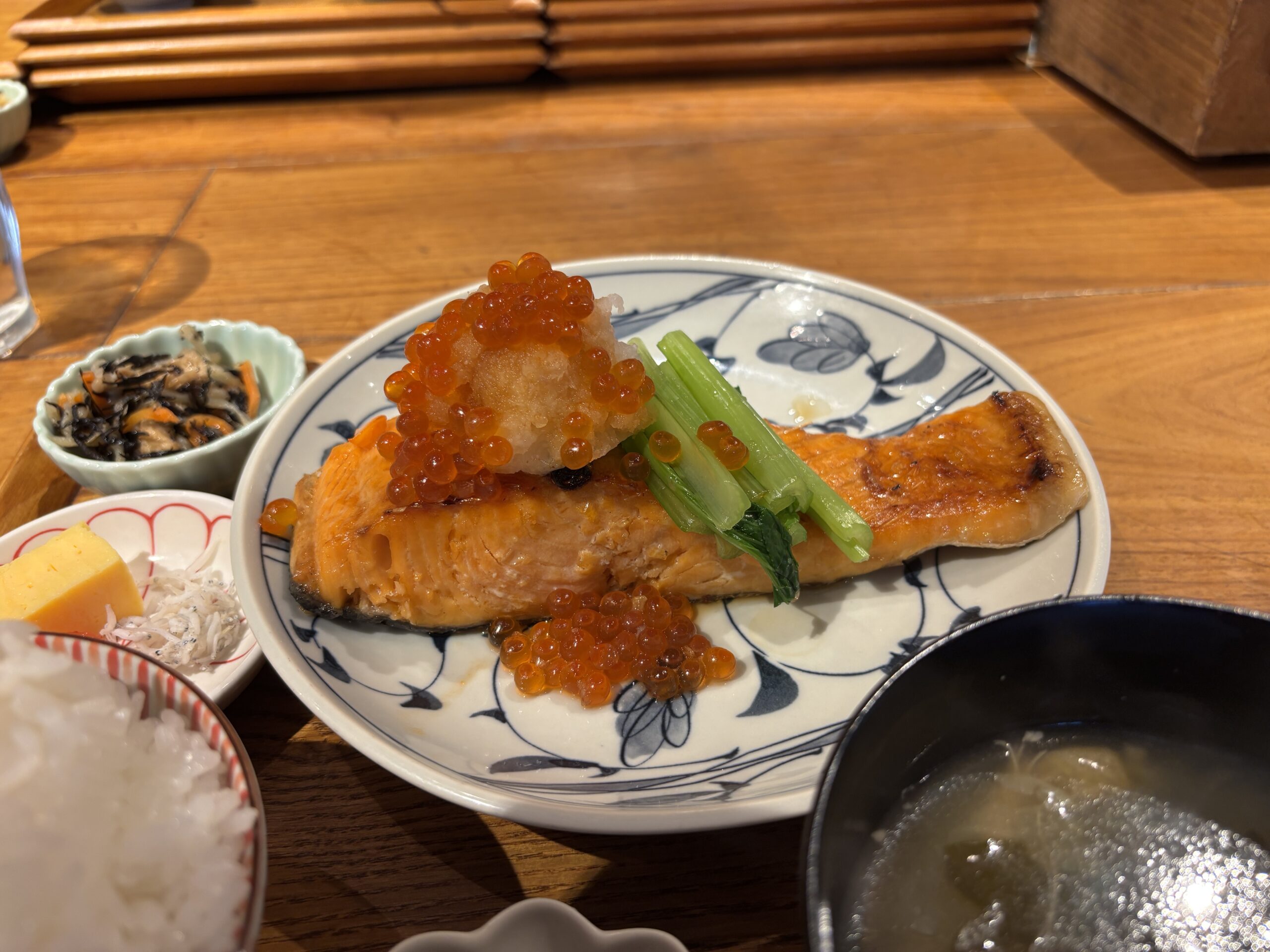 三軒茶屋「食堂かど。」インスタ映え抜群の圧倒的厚み！銀鮭