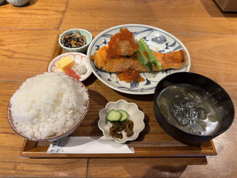 三軒茶屋「食堂かど。」看板メニュー！銀鮭のいくらおろし定食